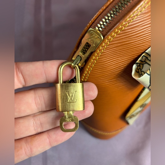 Louis Vuitton EUC Epi Alma PM - Picture 16 of 17